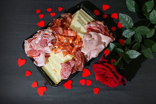 Plateau raclette charcuterie et une rose avec des c&oelig;urs