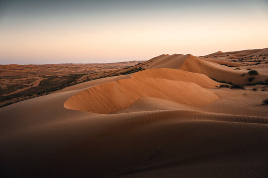 Sandd&uuml;nen in der W&uuml;ste bei Sonnenuntergang &ndash; Oman