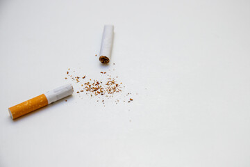 Obraz premium cigarette cut in half on white background