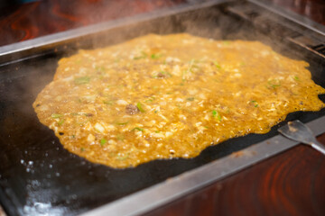 もんじゃ焼きを焼く