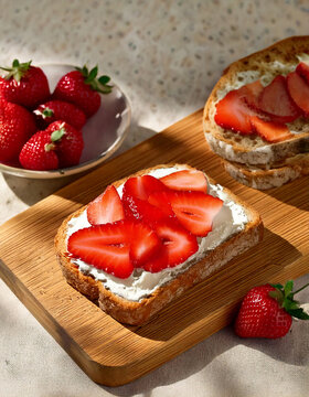 Pan con queso y fresas