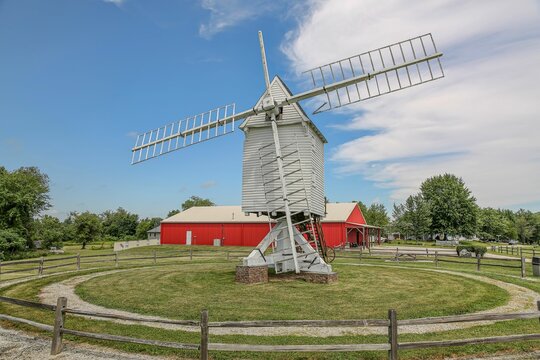 Rotating windmill in Kendallville, Indiana