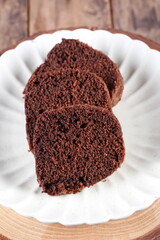 Bolo de chocolate na mesa com café