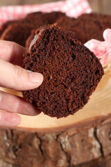 Bolo de chocolate na mesa com café