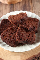 Bolo de chocolate na mesa com café