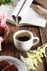 Bolo de chocolate na mesa com café