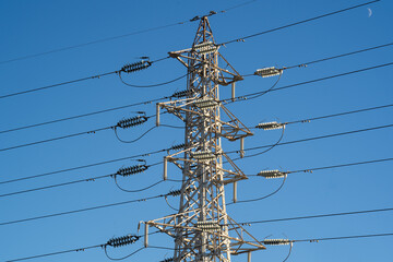工業地帯に電気を運ぶ送電線