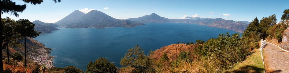 Atemberaubendes Panorama des berühmten Atitlán-Sees in Guatemala. Das Bild zeigt den tiefblauen...