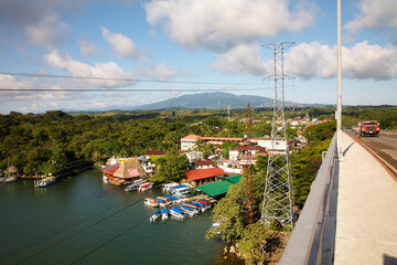 Eindrucksvolle Panoramabilder des Rio Dulce in Guatemala, die den Hafen mit zahlreichen Booten,...