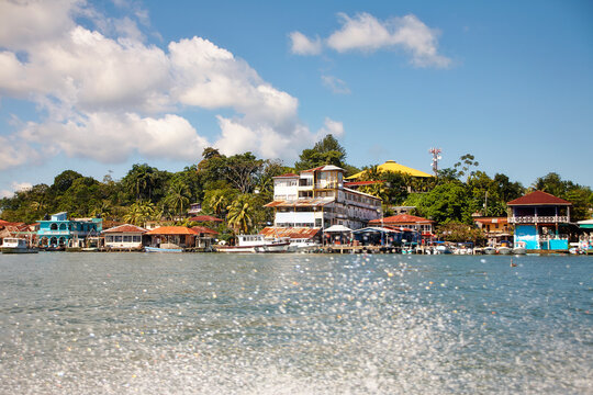  Bootsfahrt entlang des Rio Dulce nach Livingston in Guatemala. Die Bilder zeigen einheimische Ruderer, traditionelle H&auml;user, Boote und Yachten am Ufer, versunkene Schiffe.