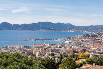 Obraz premium Vue imprenable sur la baie et les montagnes