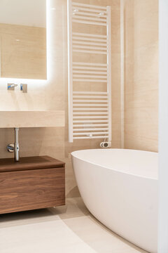 Salle de bain moderne avec baignoire &icirc;lot et finition bois
