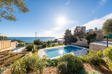Piscine avec vue panoramique sur la mer dans un cadre ensoleillé