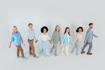 Obraz premium Diverse colleagues standing on a grey background in a collaborative and friendly atmosphere, showcasing teamwork and unity, top view