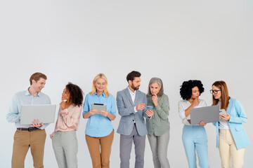 Obraz premium Group of diverse business professionals working collaboratively in the office