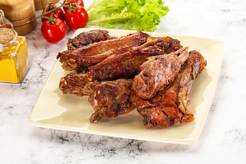 Roasted duck wings with sauce