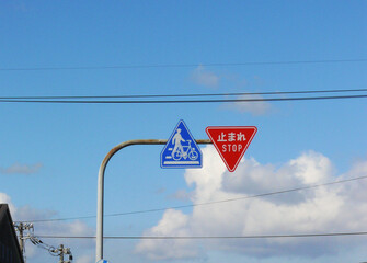 日本のとまれと横断歩道ありの道路交通標識