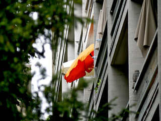 Sunny parasol in gray facade © AE & mekke