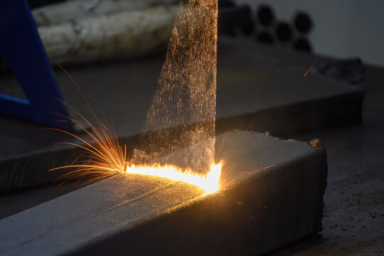 The rust removing on the pipe by laser cleaner machine.