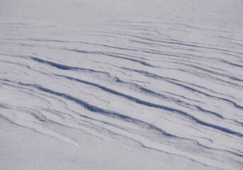 Fine wave structures on a blanket of snow