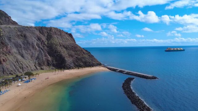 Vista a&eacute;rea panor&aacute;mica de la Playa de Las Teresitas en San Andr&eacute;s, Tenerife, Islas Canarias, con arena dorada, palmeras y aguas cristalinas bajo un cielo despejado