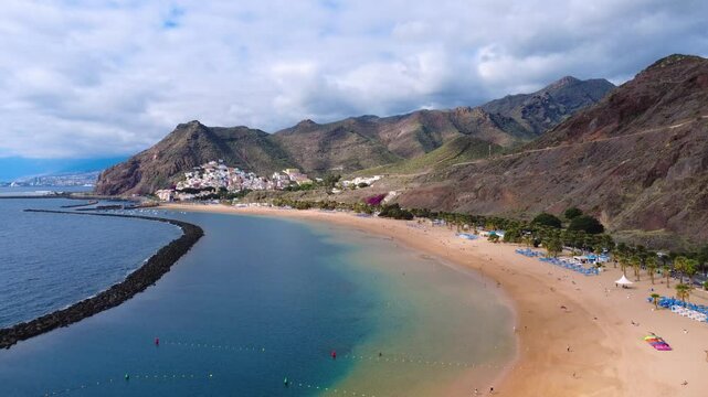 Vista a&eacute;rea panor&aacute;mica de la Playa de Las Teresitas en San Andr&eacute;s, Tenerife, Islas Canarias, con arena dorada, palmeras y aguas cristalinas bajo un cielo despejado