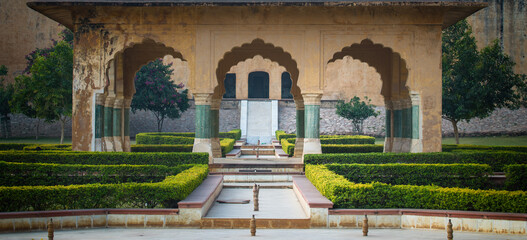 Obraz premium Beautiful garden architecture in Jaipur showcasing Mughal design elements and serene landscaping