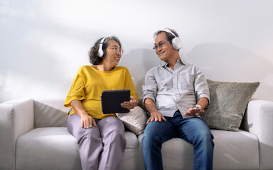 Obraz premium Happy Asian Senior Couple, Enjoying and having fun in retirement.