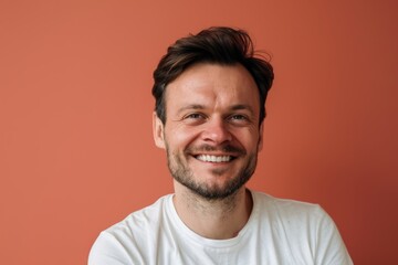 Obraz premium Portrait of a smiling man in his 30s smiling at the camera isolated in solid color backdrop