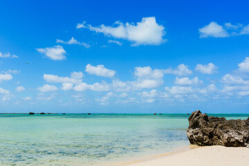 【沖縄県】宮古島のエメラルドグリーンの海と青空のビーチ