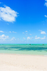 【沖縄県】宮古島のエメラルドグリーンの海と青空のビーチ