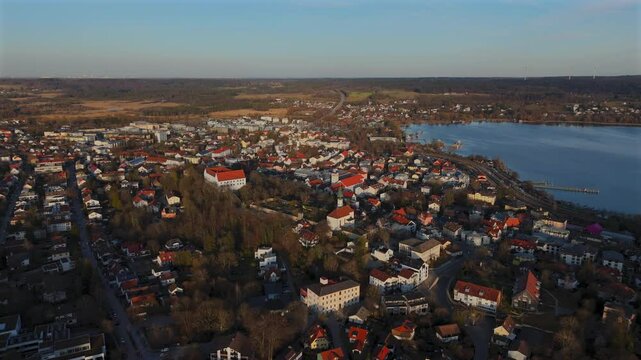 Luftaufnahme der Innenstadt von Starnberg in Deutschland Bayern und Starnberger See und Hauptattraktionen Schlossgarten und Schloss Starnberg, Pfarrkirche St. Josef auf dem Schlossberg. Berg Palace. 