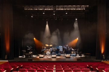 Une scène de concert avec les instruments et des lumière