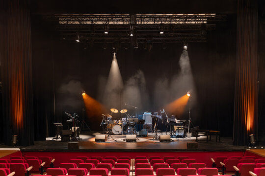 Une sc&egrave;ne de concert avec les instruments et des lumi&egrave;re