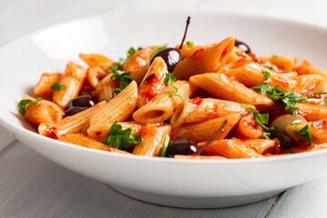 Pasta con pomodoro e olive, pasta vegetariana italiana 
