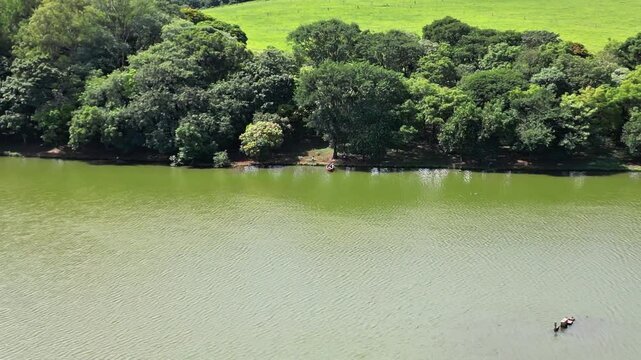 Jaboti Lake in Apucarana, Paran&aacute;, surrounded by tropical vegetation and wildlife