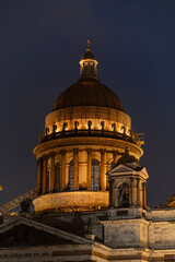 Obraz premium Saint Petersburgs iconic St. Isaacs Cathedral illuminated at night.