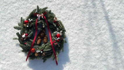 Wianek świąteczny na śniegu, Boże Narodzenie, kartka świąteczna, czerwone ozdoby bożonarodzeniowe. Christmas decorations.  © Anita