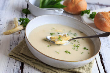 Sahnige Spargelcremesuppe zur spargelzeit
