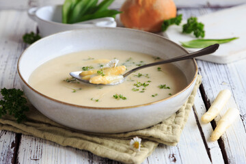 Klassische Spargelcremesuppe im Frühling