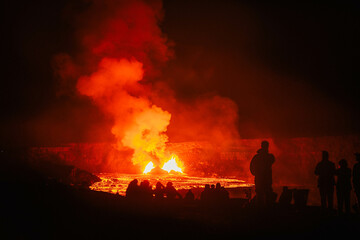 Obraz premium people watching Kilauea 600 ft erruption in the volcano nationalpark on the big island of Hawaii