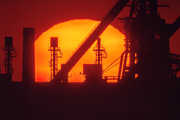 製鉄所の煙突に沈む夕日20240212-2