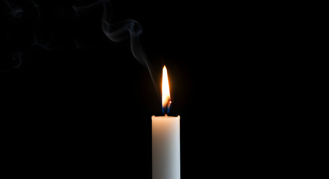 Bougie en cire br&ucirc;lante avec de la fum&eacute;e sur un fond enti&egrave;rement noir, cr&eacute;ant une atmosph&egrave;re de deuil et de tristesse.