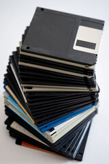 torre de muchos disquetes de colores