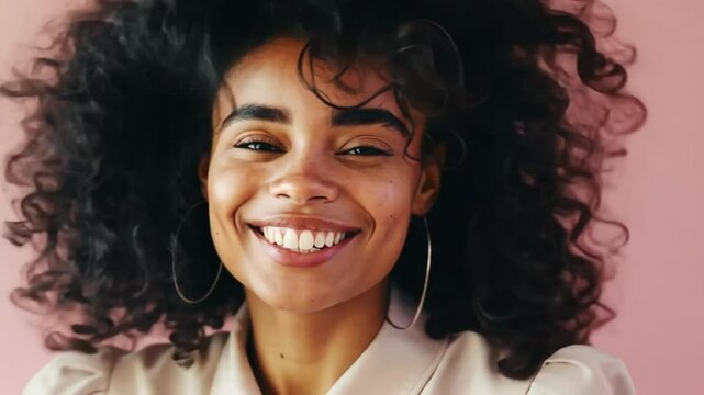 Lachende junge Frau mit lockigem Haar