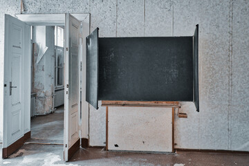 Schule - Tafel - Vintage - Nostalgisch - Verlassener Ort - Urbex / Urbexing - Lostplace 