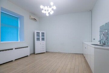The clinic's treatment room, ready to install the equipment. A sink with a soap dispenser and a rack are installed.