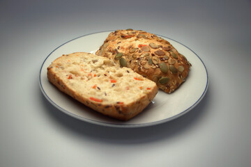 Mischbrötchen mit Karotte, Kürbiskernen, Sesam und Leinsamen