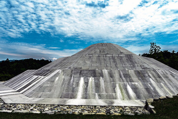 【奈良県】明日香村の牽牛子塚古墳と青空