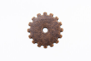 Rueda dentada metálica de cobre y bronce, aislado en blanco